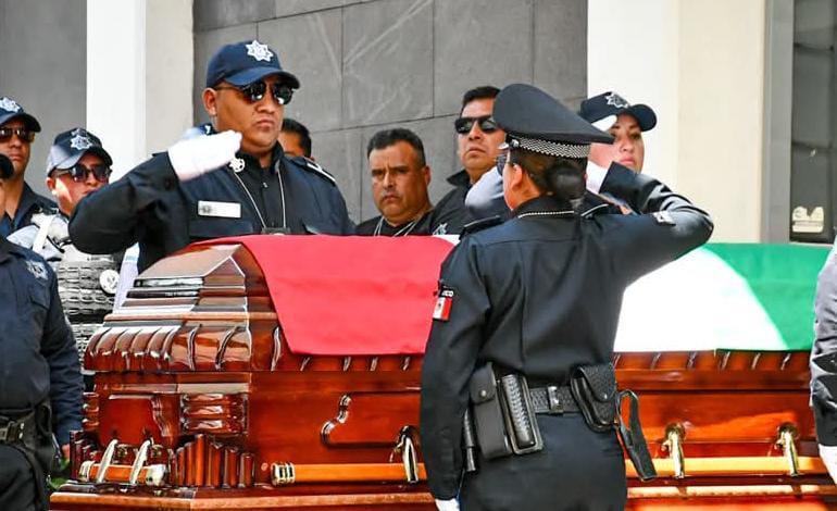 Indignación en Tlaxco: policía muere sin armas ni seguro de vida