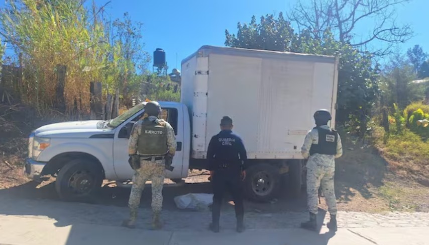 Foto: Cortesía Ejército Mexicano asegura camioneta con despensas marcadas con las siglas CJNG en Michoacán