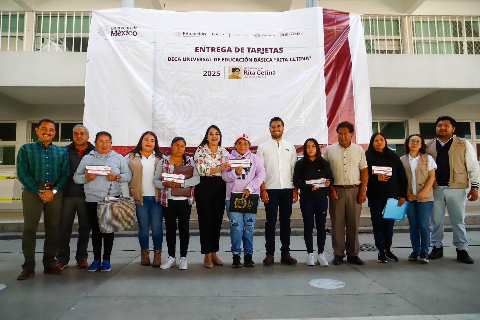 Tonantzin Fernández encabeza la entrega de tarjetas de la Beca Universal Rita Cetina en el CELMA