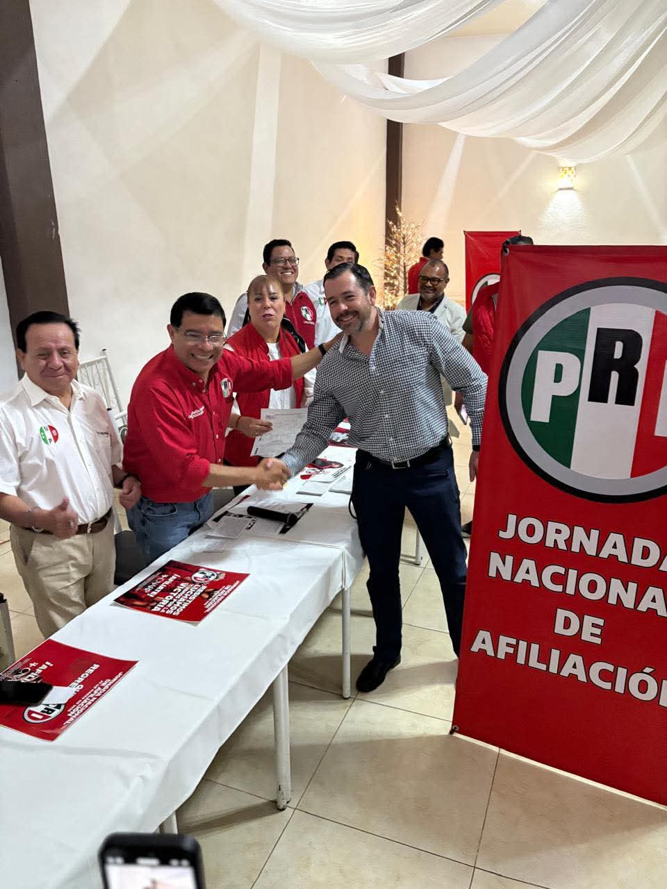 Regidor de Chiautempan "chapulinea" y se une a las filas del PRI