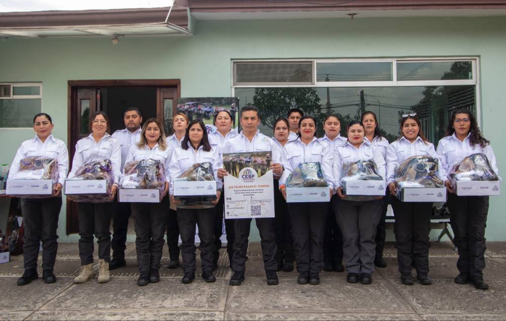 Gobierno entrega uniformes y certificaciones para mejorar búsquedas