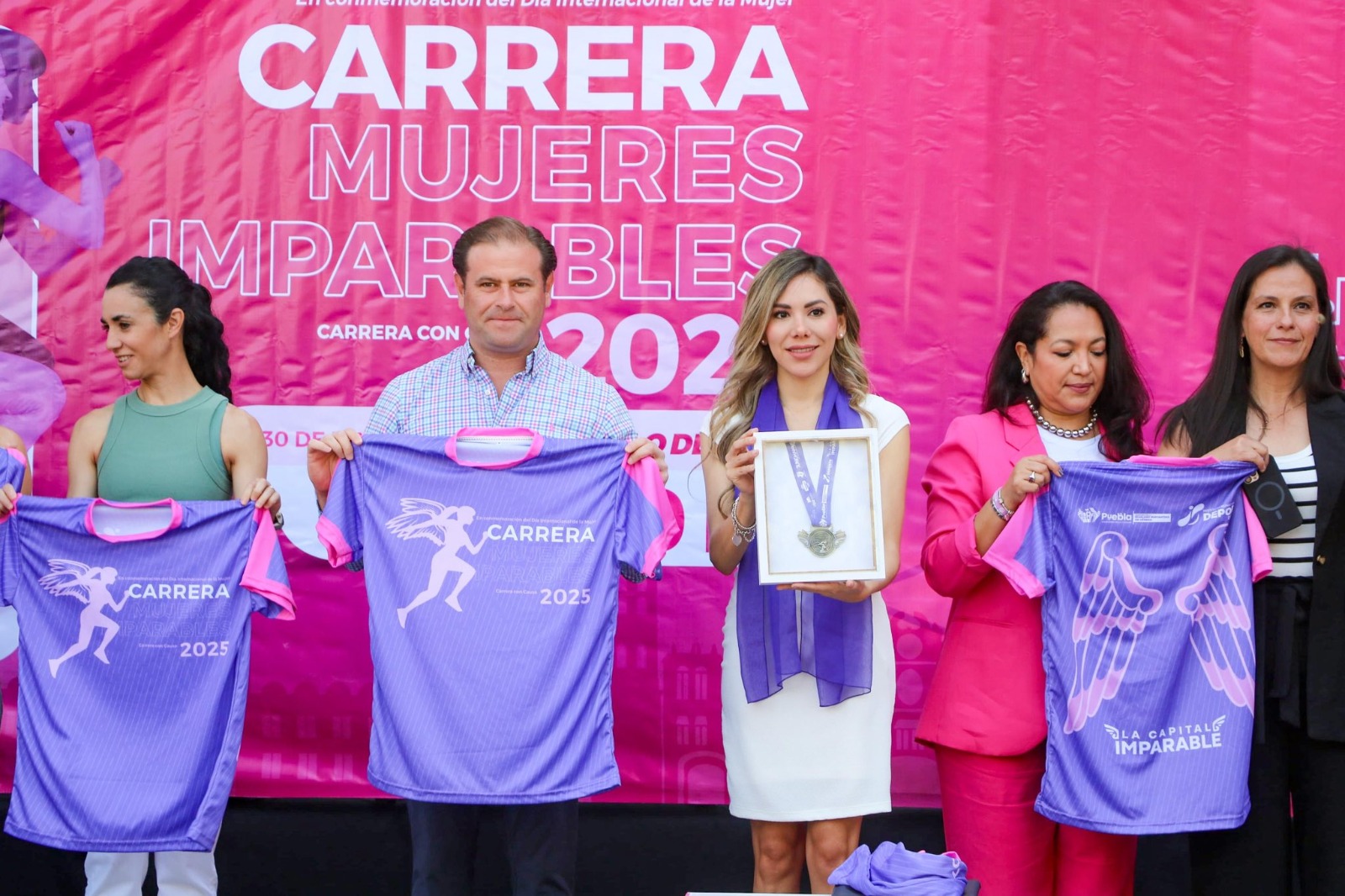 Foto: Cortesía Presentan playera y medalla de la Carrera “Mujeres Imparables” en Puebla