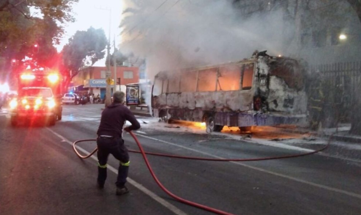 Foto: Cortesía Incendio consume camión en Coyoacán: bomberos controlan la emergencia
