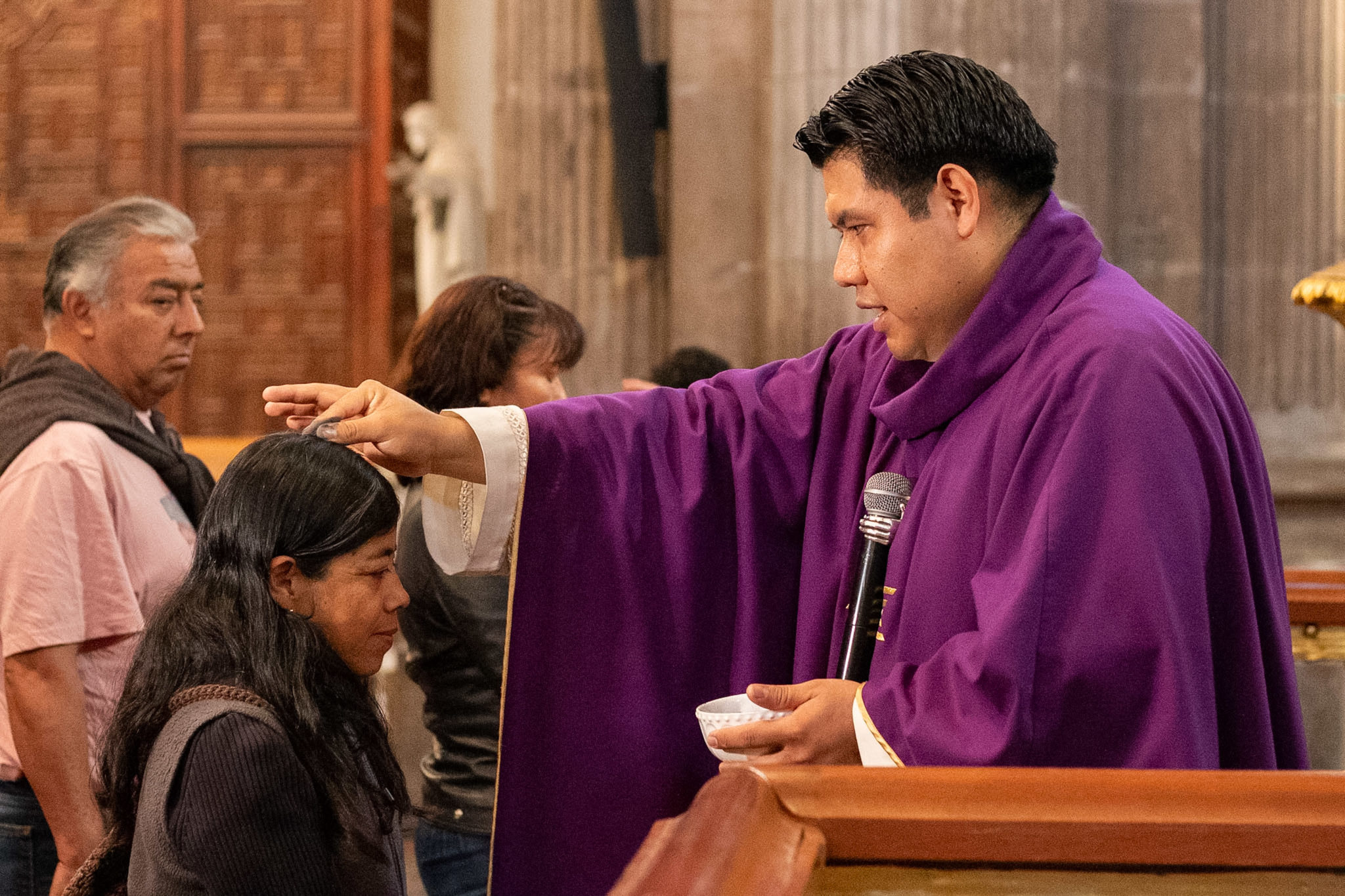 Foto: Cortesía Cientos de fieles acuden a la Catedral de Puebla para el Miércoles de Ceniza