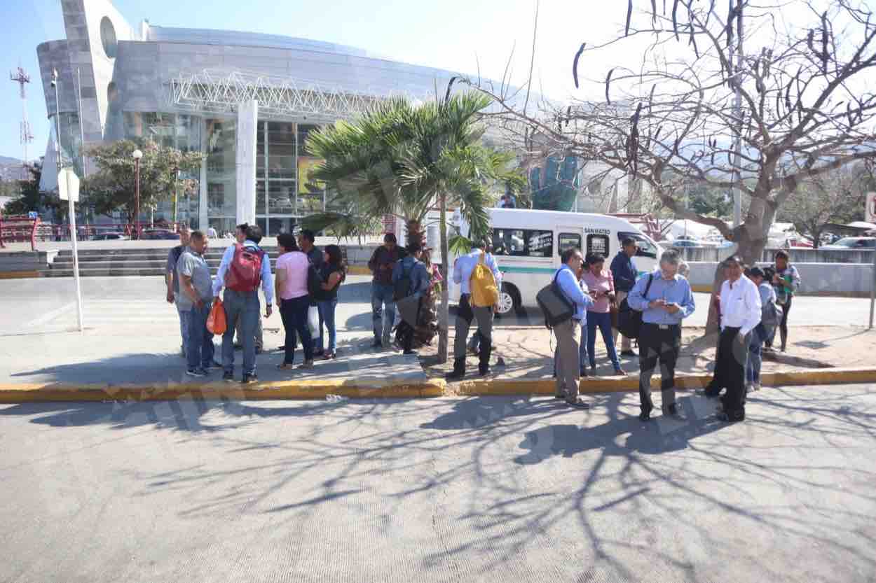 Foto: Cortesía Trabajadores desalojan Palacio de Gobierno de Chilpancingo por protestas