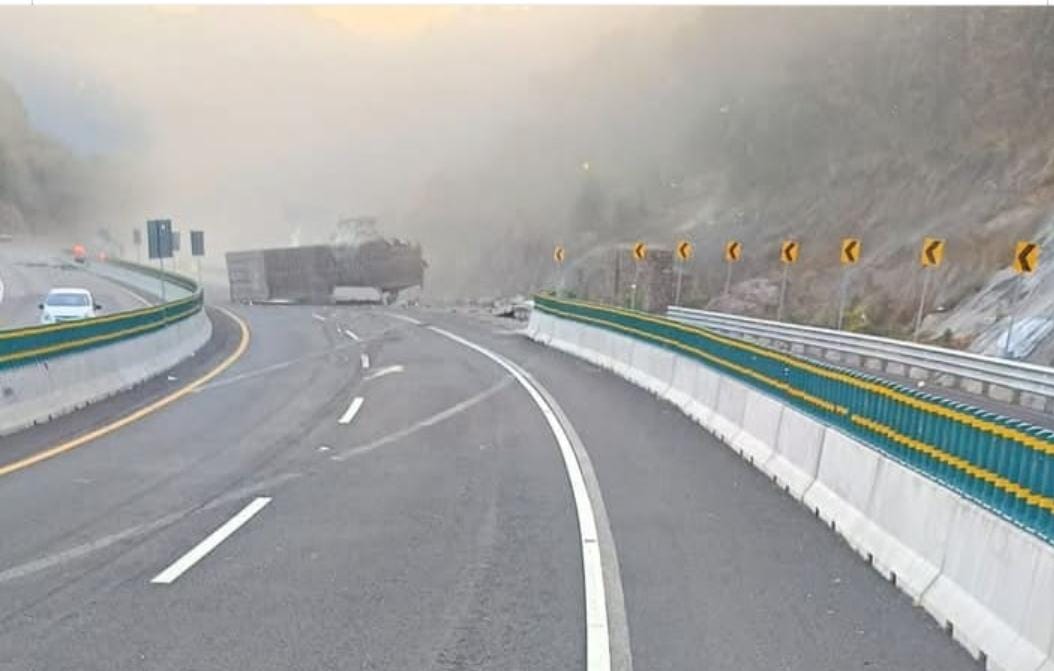 Foto: Cortesía Volcadura de tráiler con gas natural en La Pera-Cuautla genera emergencia