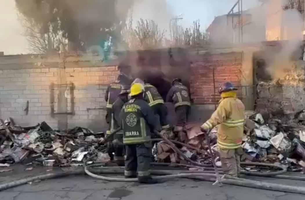 Foto: Cortesía Bomberos controlan incendio en casa abandonada en Puebla
