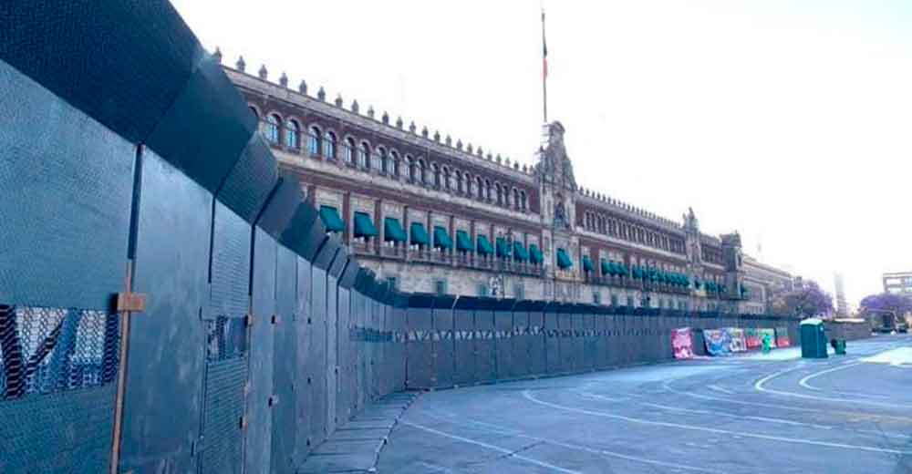 Foto: Cortesía Feministas critican las vallas en el Zócalo previo a la marcha del 8M