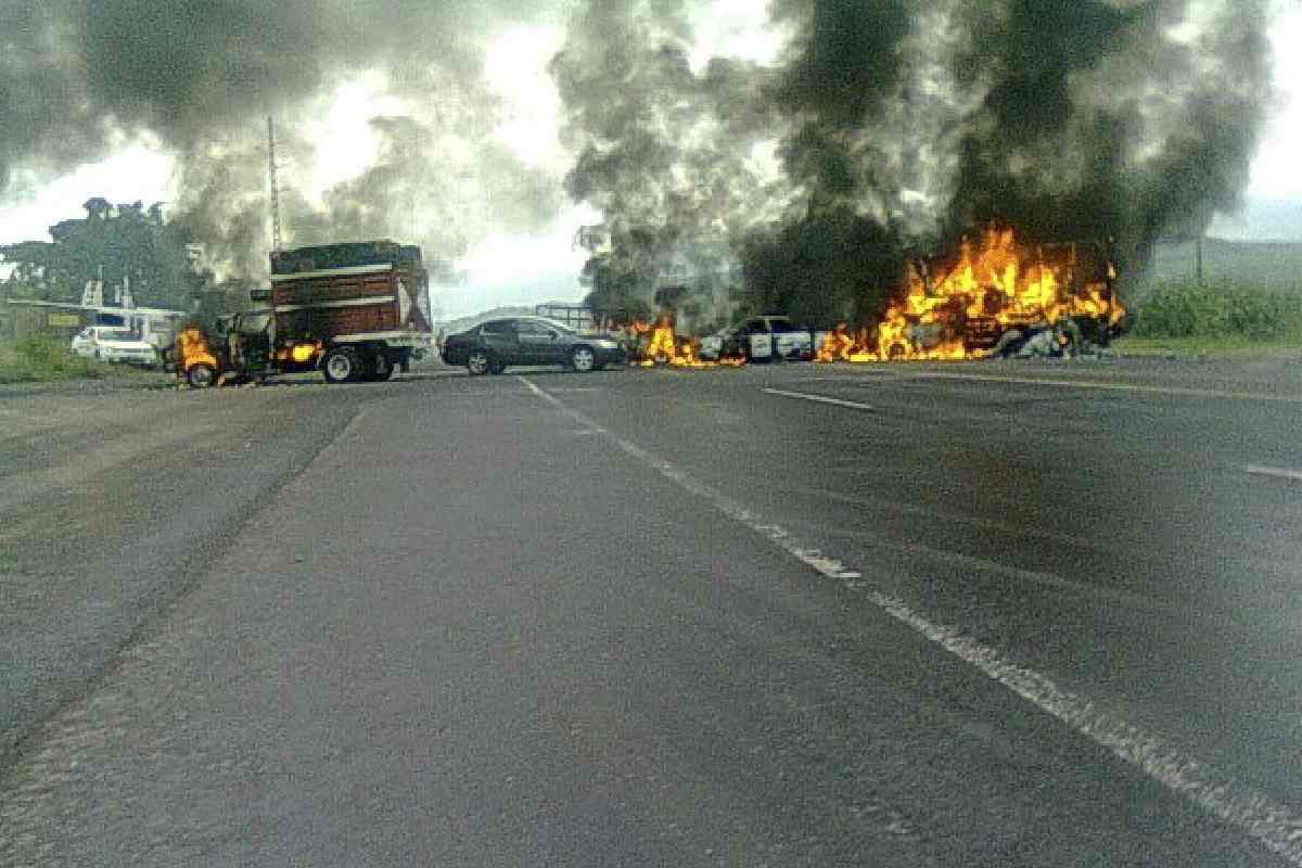 Foto: Cortesía Ataque armado en Michoacán deja vehículos incendiados y agentes heridos