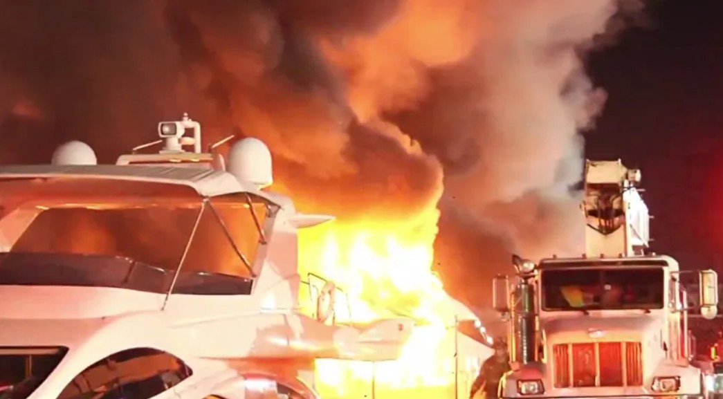 Foto: Cortesía Bomberos combaten incendio en yates de lujo en Miami