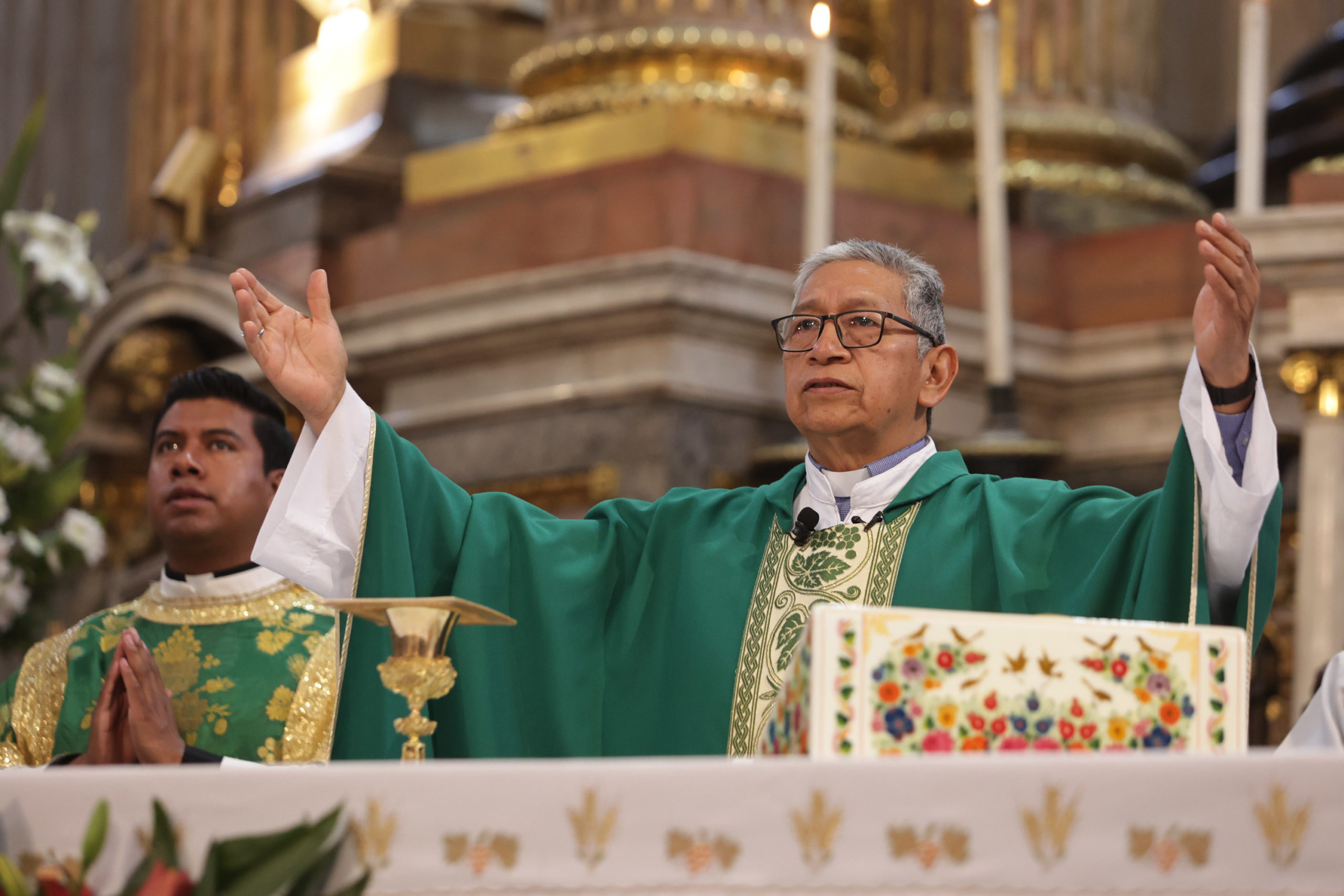 Foto: Cortesía La violencia en México sigue cobrando vidas, dejando a su paso un rastro de dolor e impunidad. Durante la misa dominical en la Catedral de Puebla, el obispo auxiliar Tomás López Durán elevó plegarias por Natalia Andrade, víctima de feminicidio en Lomas de Angelópolis, así como por los periodistas asesinados Cristian Zavala en Guanajuato y Martín Ruelas en Guerrero, y por el activista Cristino Castro, ejecutado en Oaxaca.  Desde el altar, el prelado denunció la crisis de inseguridad, destacando el impacto de la violencia intrafamiliar y la corrupción que afecta a la sociedad. “Vivimos tiempos de dolor y muerte, donde el odio y el resentimiento destruyen familias y comunidades”, expresó ante los fieles.  Natalia Andrade: feminicidio que sacude a Puebla El caso de Natalia Andrade, una mujer de nacionalidad argentina, ha generado indignación. Su cuerpo fue hallado con huellas de violencia el pasado 2 de marzo en el Clúster Querétaro, en Lomas de Angelópolis. Las primeras investigaciones señalan que falleció por un traumatismo causado por un objeto contundente. Su expareja sentimental es el principal sospechoso del crimen.   El obispo pidió justicia para ella y para todas las víctimas de feminicidio, recordando que la violencia de género sigue siendo una emergencia social en el país.  México enlutado por asesinatos de periodistas y activistas Además del feminicidio de Natalia, la Iglesia oró por los periodistas Cristian Zavala y Martín Ruelas, asesinados en Guanajuato y Guerrero, respectivamente, y por Cristino Castro, activista ultimado en Oaxaca.  Ante esta situación, López Durán llamó a la ciudadanía a unirse en la lucha contra la impunidad, la violencia y la corrupción, destacando el esfuerzo de jóvenes y voluntarios en iniciativas como Cáritas y los Comedores Palafox.