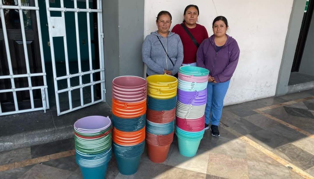 ¡Mejor nadota! Alcaldesa de SPM se burla de madres regalando cubetas 