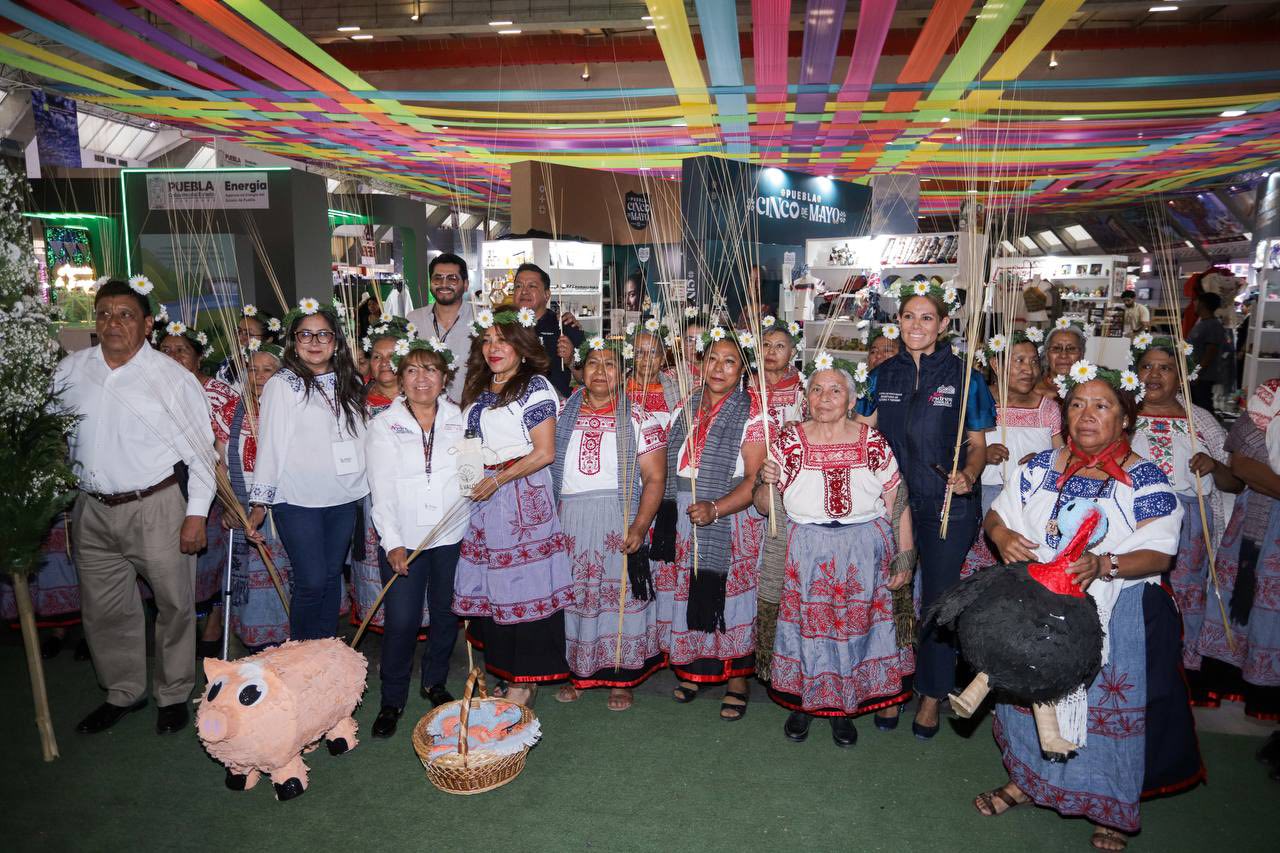 Por: Cortesía Lula Pineda Adultos mayores representan el Xochipitzahuátl en Tlaxcalancingo como parte de la preservación cultural