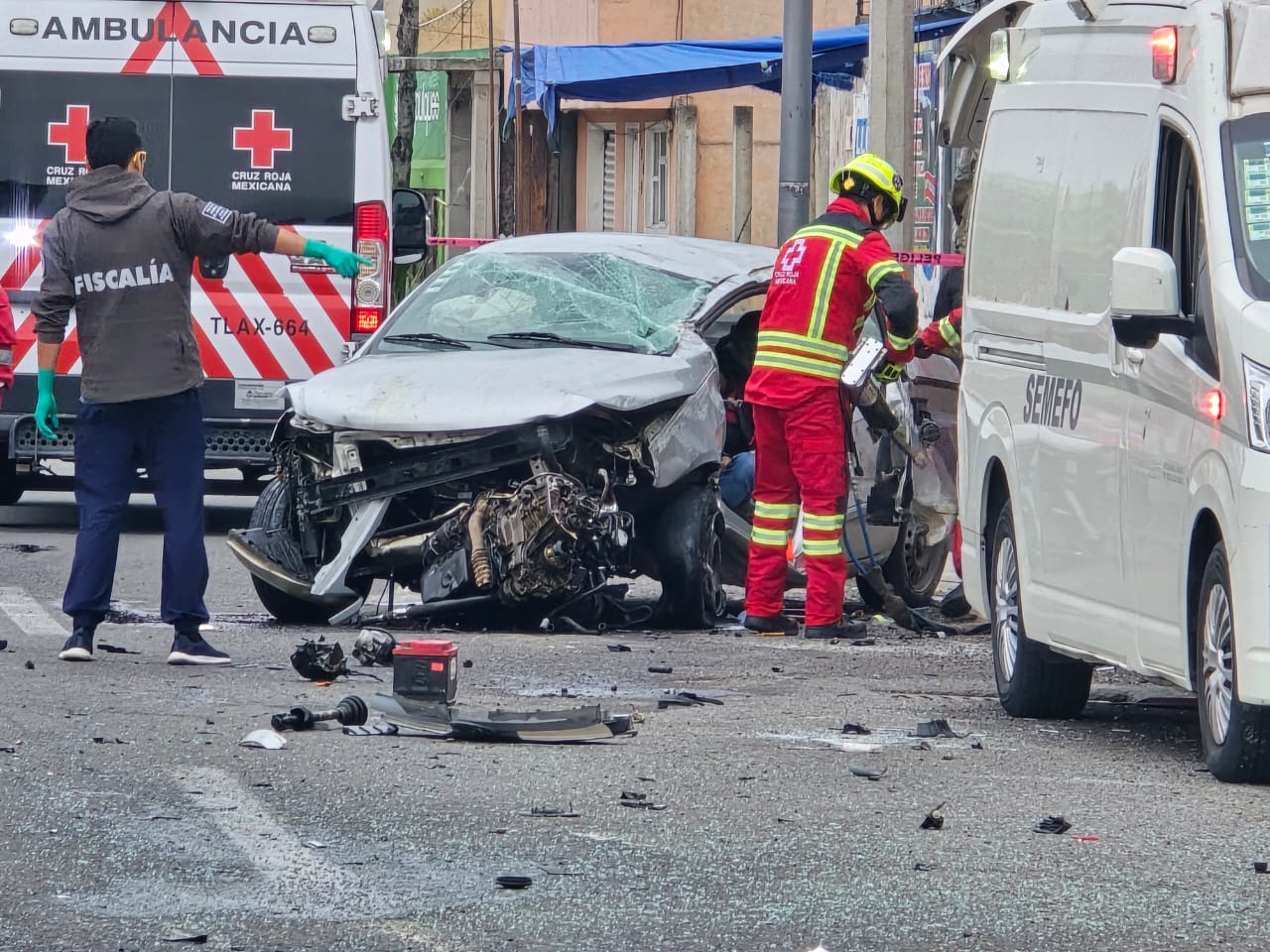 Muere hombre al chocar contra base de puente en la Apizaco–Chiautempan; transportaba gallos de pelea