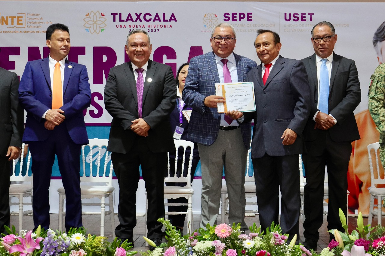 Reconocen a 321 docentes en Tlaxcala por 30 y 40 años de servicio en Día del Maestro
