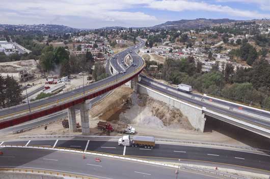 Volcadura de tractocamión en carretera El Molinito-Tlaxcala causa cierre parcial y pérdidas materiales