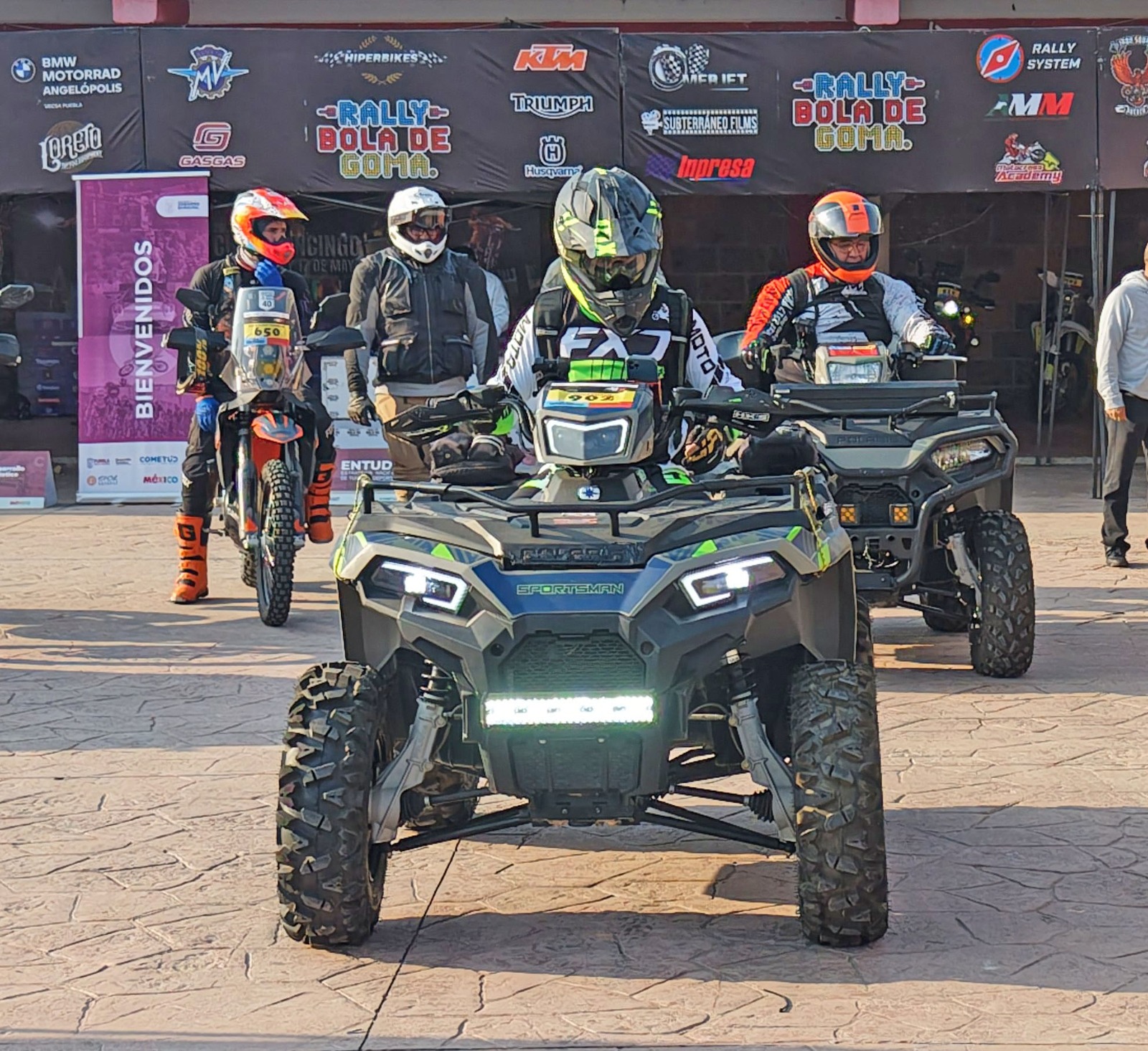 Omar Muñoz da banderazo de salida del “Rally Bola de Goma de Motociclismo” 