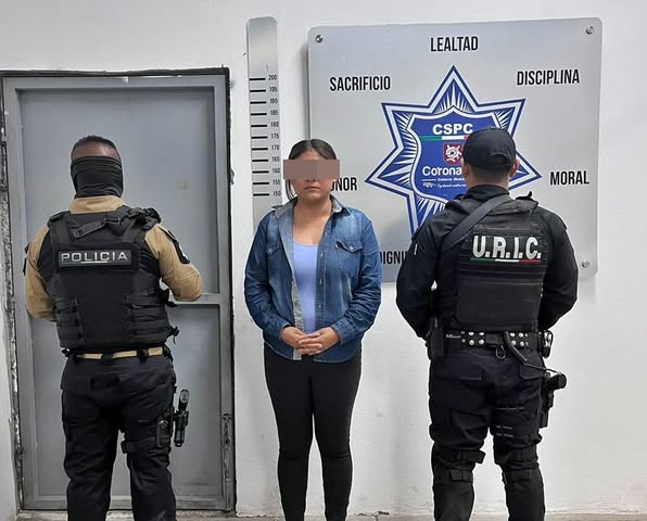 Detienen a mujer con vehículo robado en la Av. Pensador Mexicano