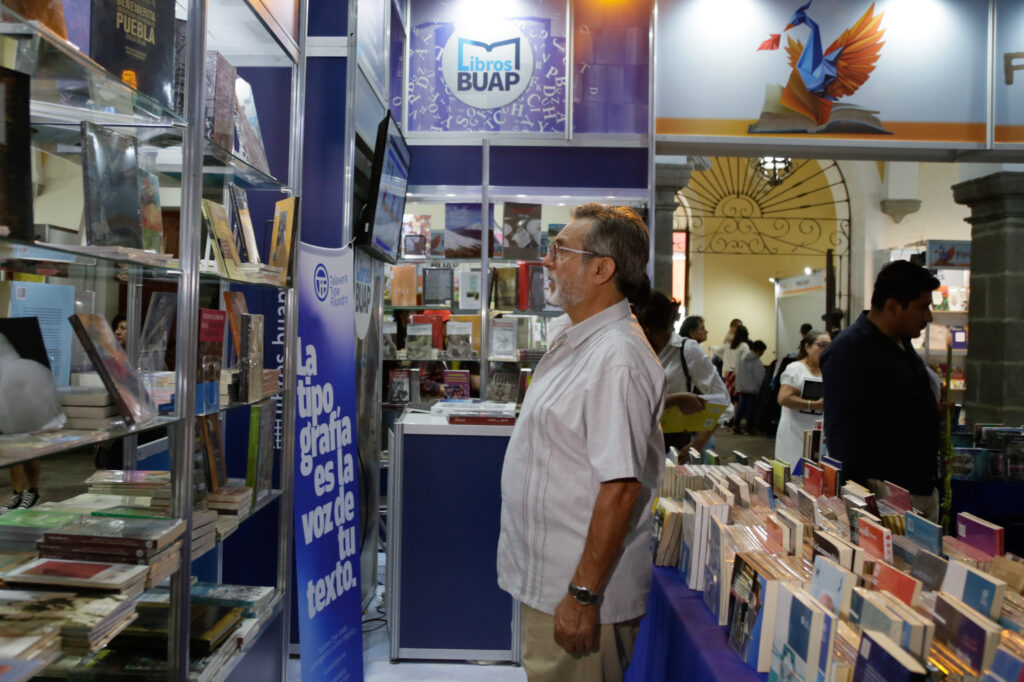 Puebla, Pue.– La Feria Nacional del Libro (Fenali) 2025 se celebrará del 30 de mayo al 8 de junio en el emblemático edificio Carolino, en el Centro Histórico de Puebla, con una expectativa de hasta ocho mil visitantes diarios.  Luis Antonio Lucio Vargas, vicerrector de Cultura, y David Cortés, director de Publicaciones de la BUAP, presentaron esta edición número 38 de la feria, que contará con más de 150 actividades artísticas, presentaciones de libros, conferencias con autores invitados, talleres y firmas de libros.  La Fenali tendrá un horario de 10:00 a 20:00 horas y ofrecerá obras literarias de diversos géneros con precios accesibles, desde los 11 hasta los 500 pesos. Las editoriales participantes han sido invitadas a reducir costos para facilitar el acceso a la lectura.  El evento no solo será un punto de encuentro para lectores y escritores, sino también un espacio cultural con presentaciones en vivo y talleres dirigidos al público en general, con el objetivo de fomentar la lectura y el diálogo en torno a la literatura contemporánea.