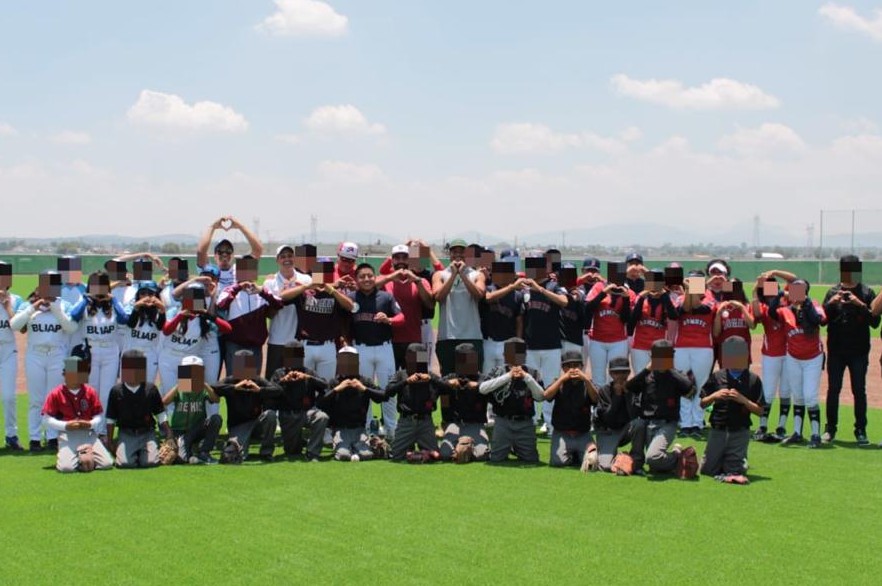 Foto: Cortesía Jóvenes poblanos entrenan con estrellas del béisbol en Acatzingo
