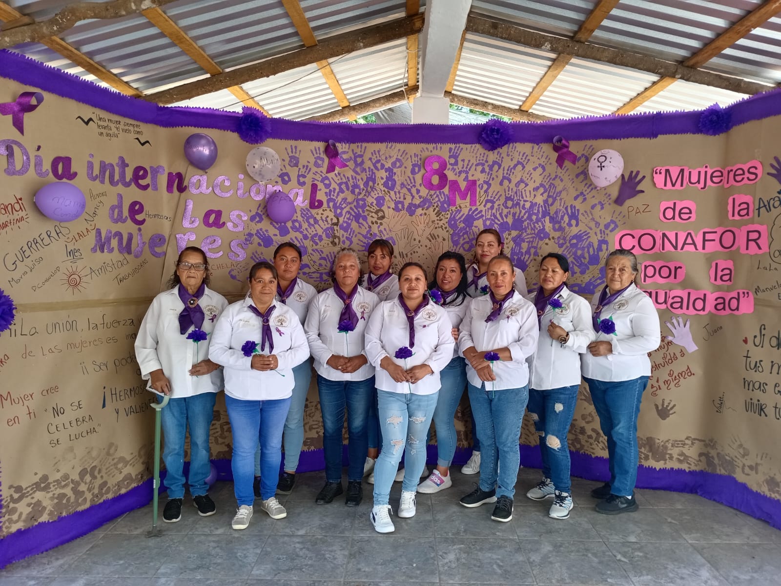 Mujeres de Tlaxco impulsan economía local con artesanías sostenibles en diálogo universitario