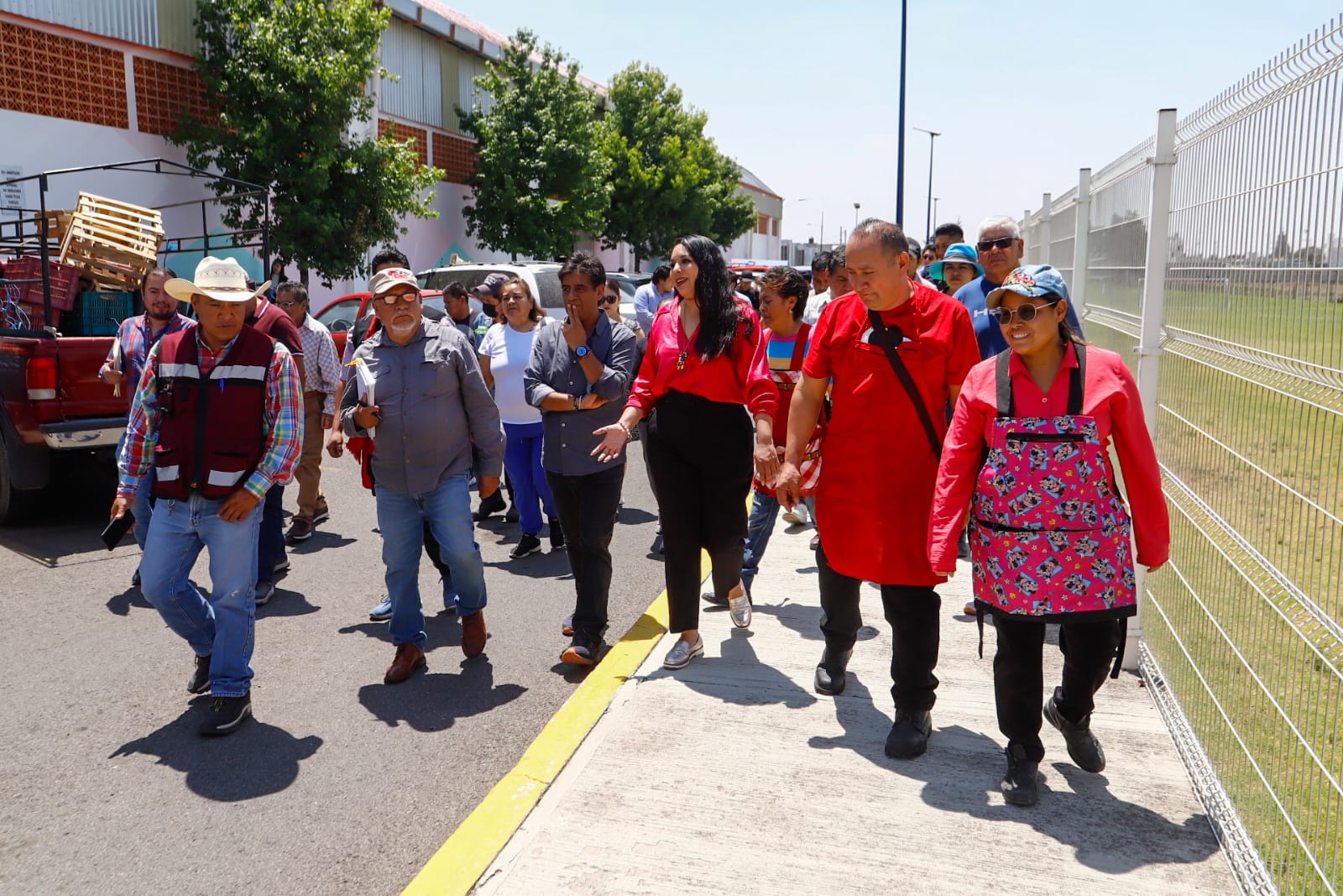 Comunicado oficial Tonantzin Fernández escucha y dialoga con comerciantes del Tianguis Xixitla