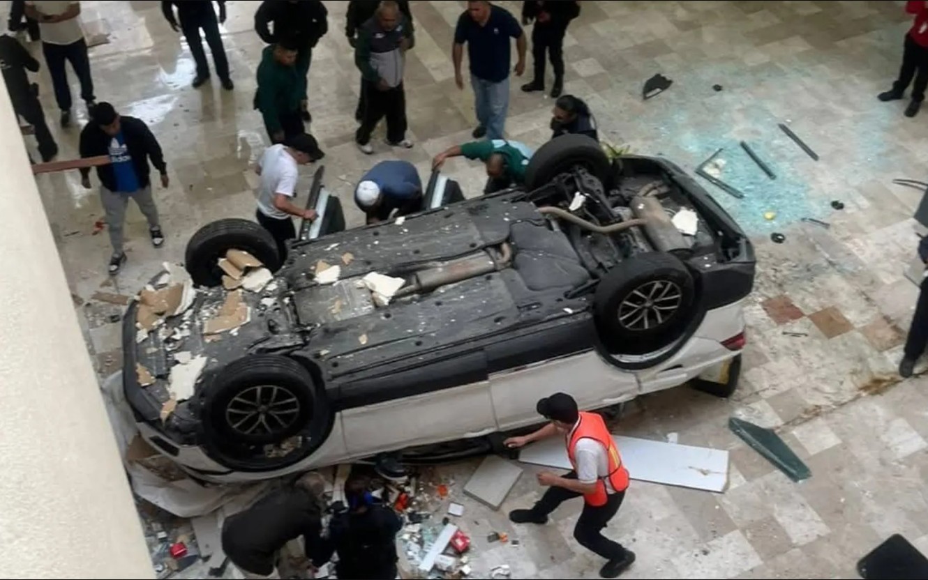 Foto: Cortesía Camioneta cae desde tercer piso en Plaza Lilas: mujer de 61 años sufre lesiones graves
