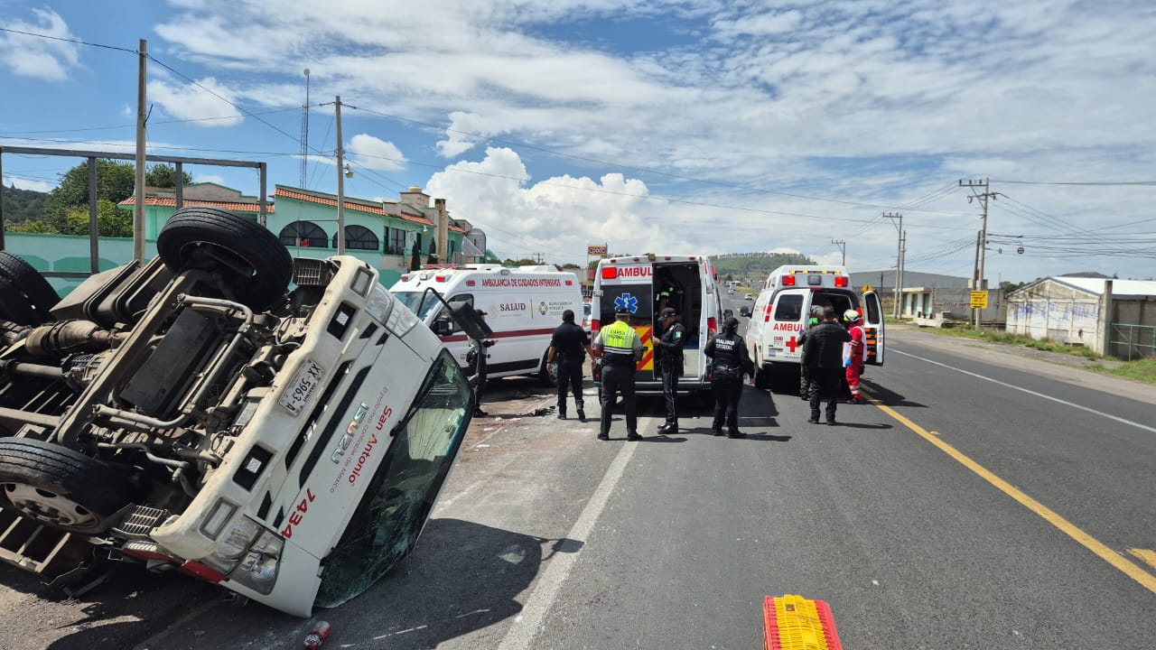 Foto: Cortesía Camión cargado con pollos vivos vuelca en la carretera Apizaco–Tlaxco