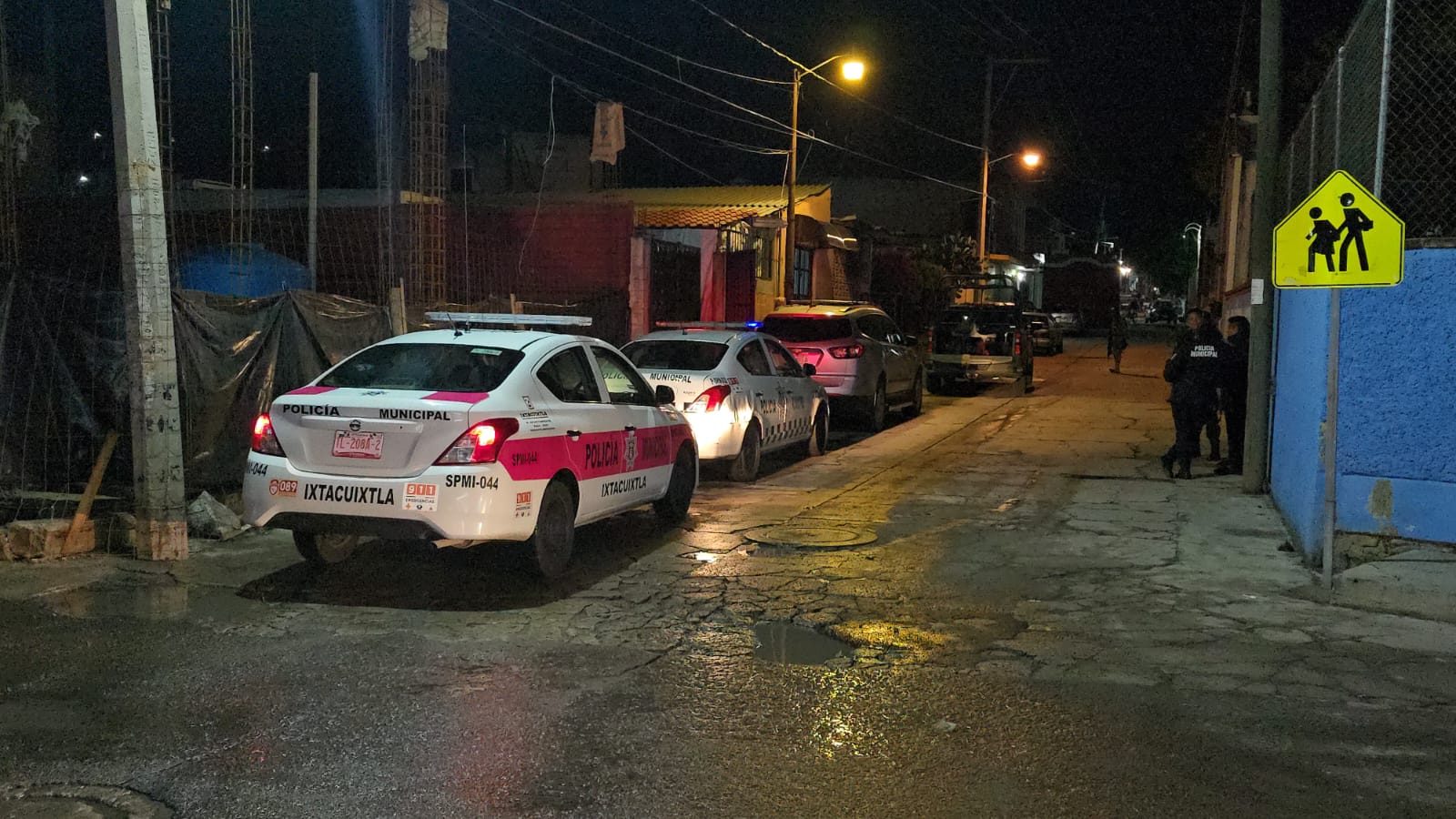 Violento robo de camioneta en Ixtacuixtla; comando encapuchado irrumpe en domicilio y huye con unidad