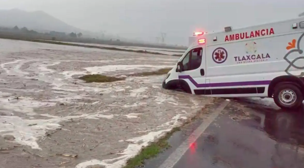 Pobladores de Zaragoza salvan ambulancia atrapada en calle inundada