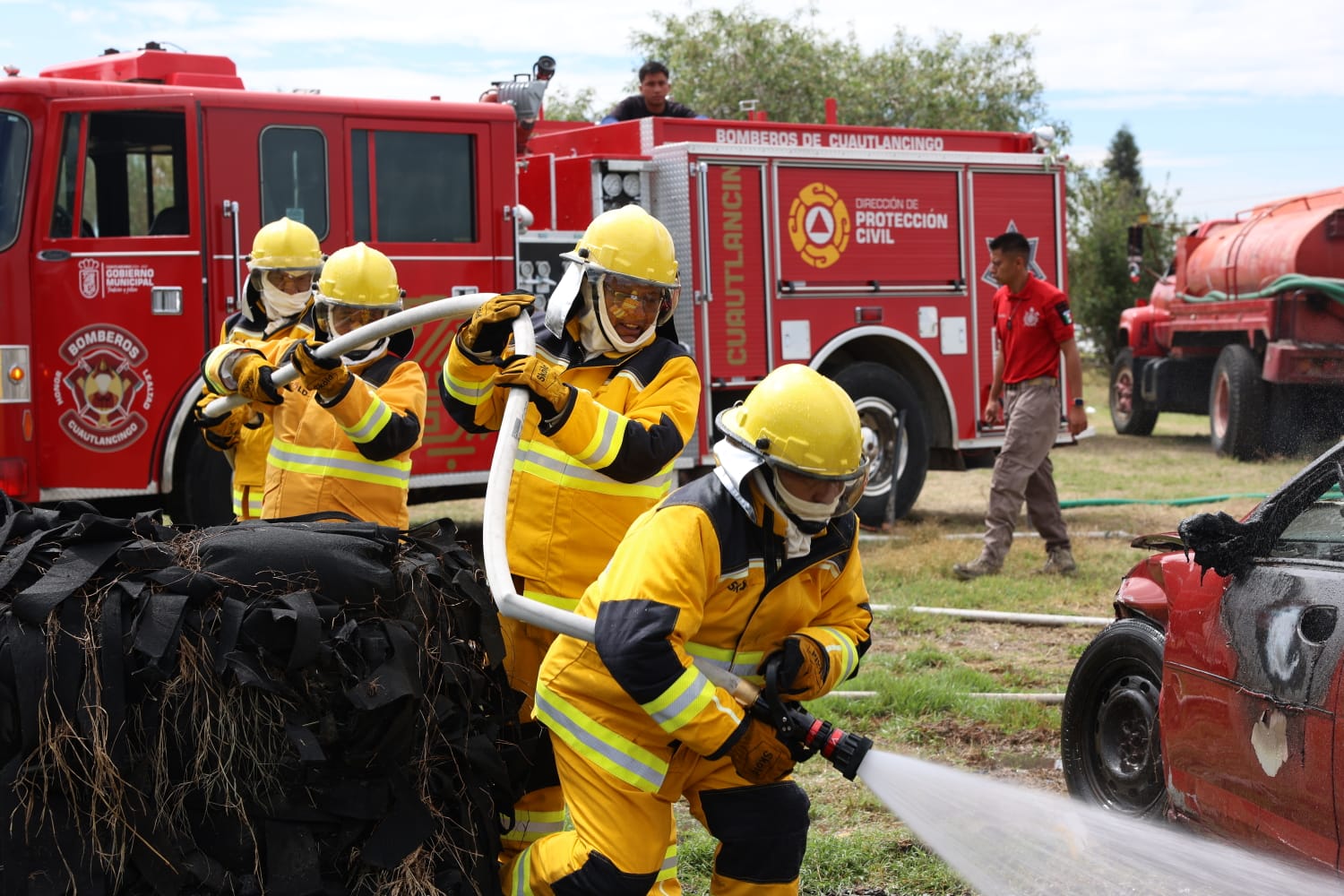 cuautlancingo adquiere camion bomberos 4