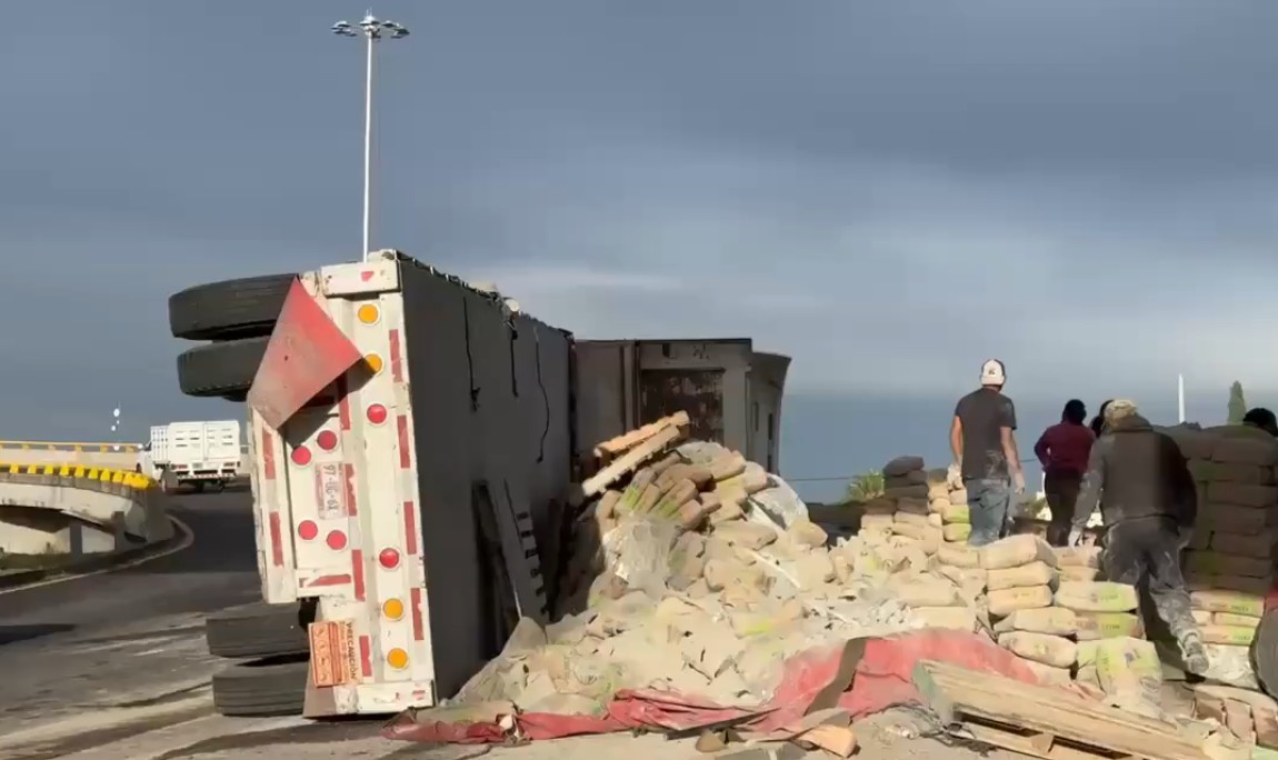 Volcadura en la Puebla–Tehuacán deja caos vial y rastro de cemento