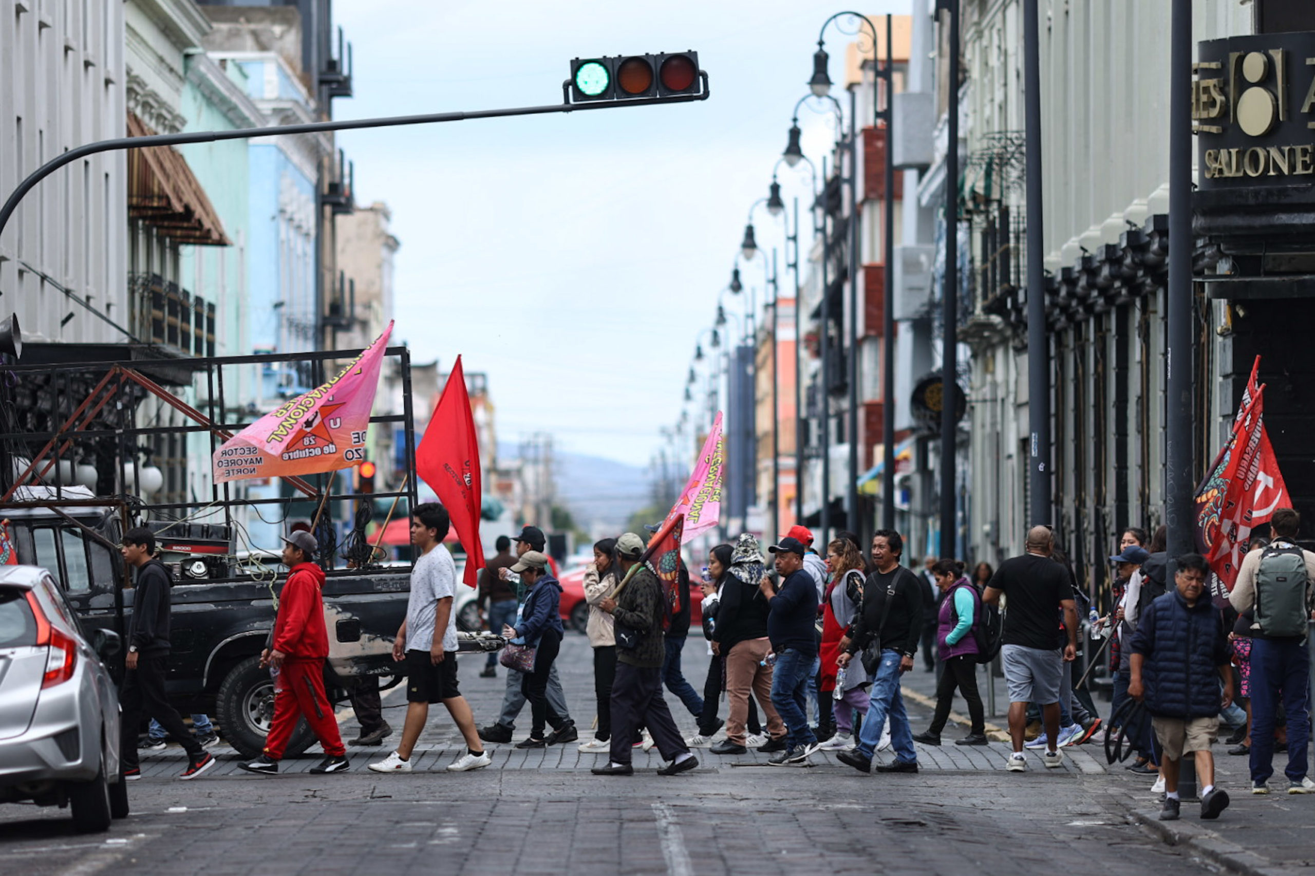 Foto: Cortesía Marcha de la 28 de Octubre colapsa vialidades en el Centro Histórico de Puebla; exigen diálogo con el gobernador Armenta