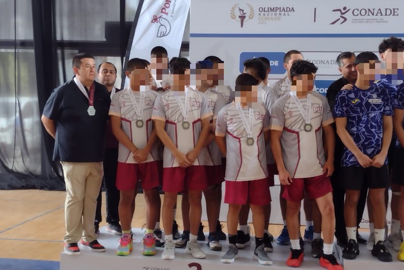 Foto: Cortesía Puebla obtiene medalla de plata en básquetbol varonil 15-16 en la CONADE 2025