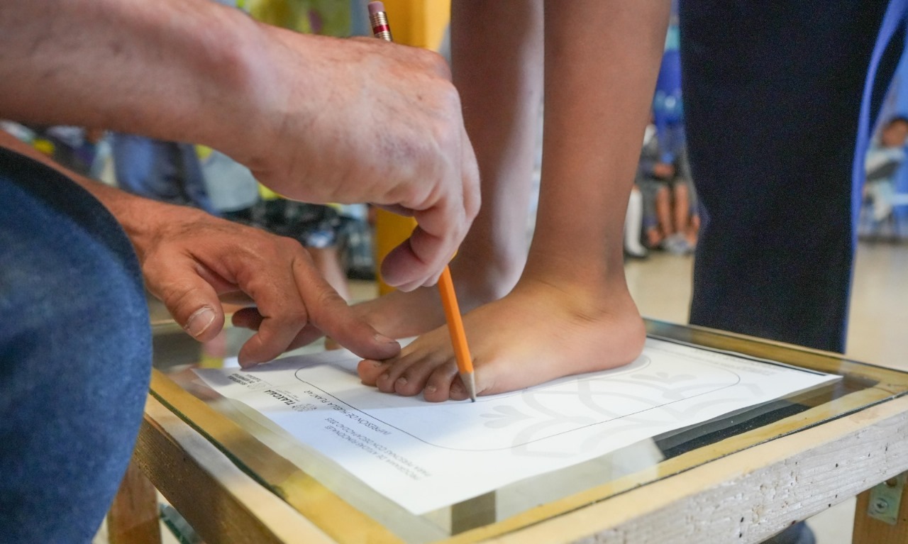 Entrega gratuita de plantillas ortopédicas para prevenir problemas en estudiantes de Tlaxcala