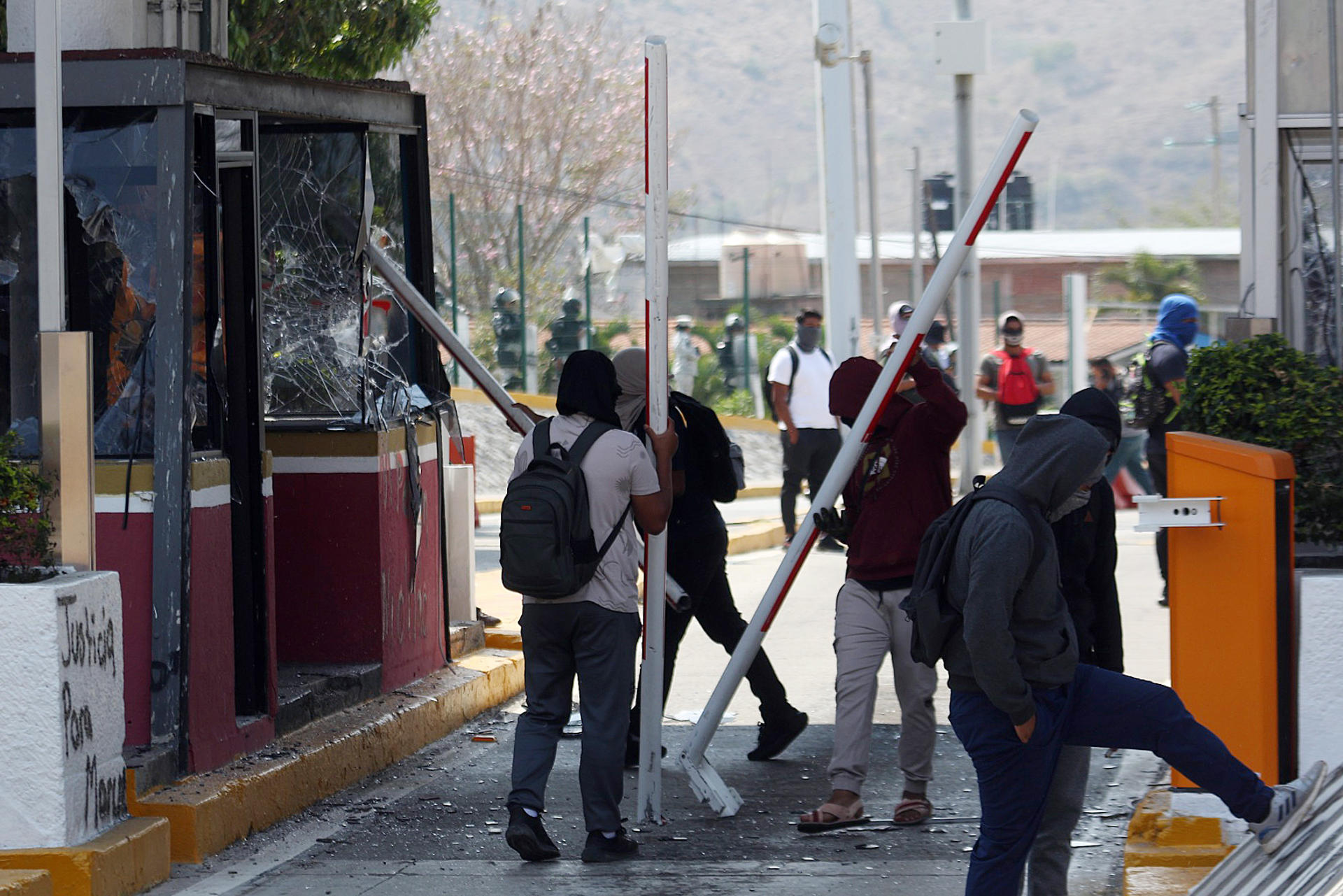Foto: Cortesía Normalistas protestan con destrozos por homicidio de líder ambientalista