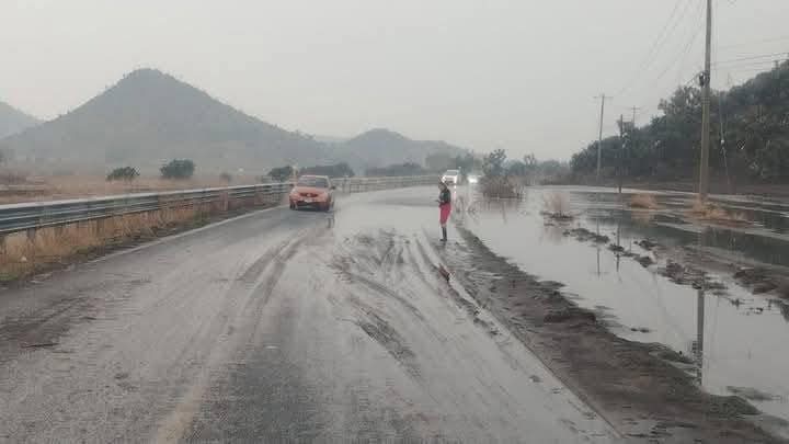 Foto: Cortesía Aguacero en Tequexquitla provoca deslave sobre autopista Tlaxcala- Puebla