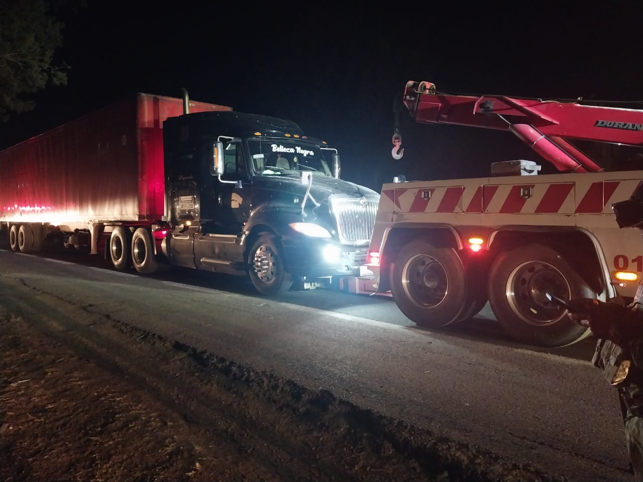 Roban tráiler con violencia en Xaltocan; es recuperado minutos después, hubo un detenido