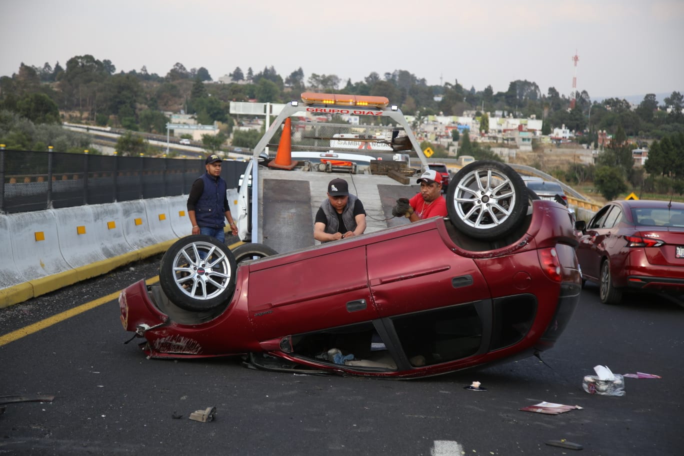 Volcadura de Chevy en el libramiento Tlaxcala; ocupantes huyeron tras el accidente