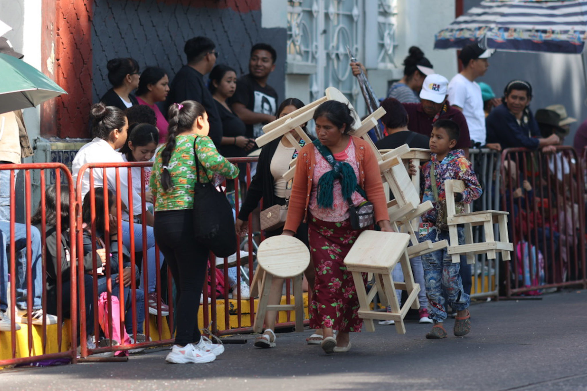 Foto: Cortesía Ambulantes se adueñan del desfile del 5 de Mayo: rentan sillas y venden productos pese a operativos