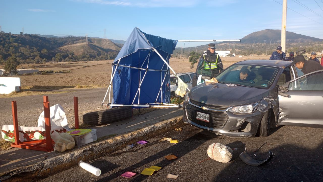 Foto: Cortesía Se salva de milagro vendedora de tamales tras choque en la México–Veracruz