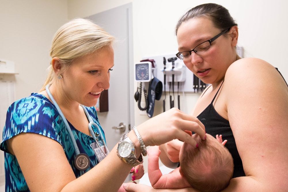 Visita al doctor. Foto de Hannah Pietrick, UF. Baja tasa de lactancia preocupa a especialistas en salud infantil