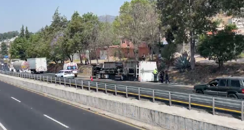 Foto: Cortesía Conductor sobrevive tras volcadura de tráiler en Tizatlán, Tlaxcala