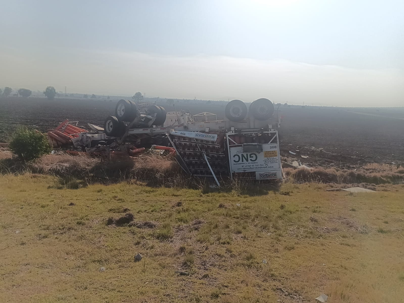 Foto: Cortesía Vuelca pipa con gas natural en el Arco Norte; conductor herido y cierre total de la vialidad
