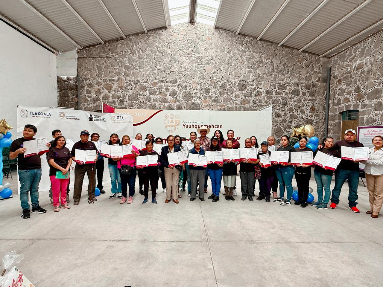 Certifican a adultos en Yauhquemehcan y reciben apoyos por su logro