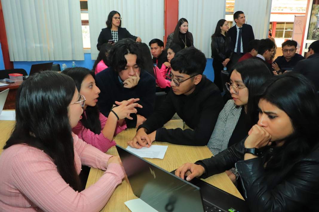 Estudiantes de la UATx demuestran su talento con el simulador MKT360