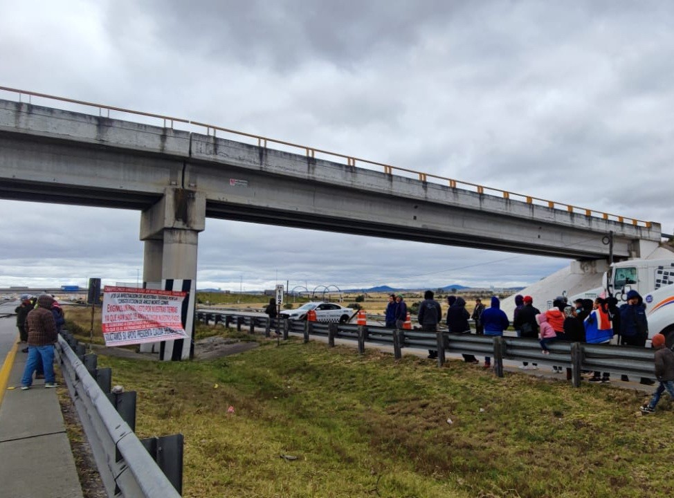 Ejidatarios cierran el Arco Norte en Tlaxcala por pago pendiente