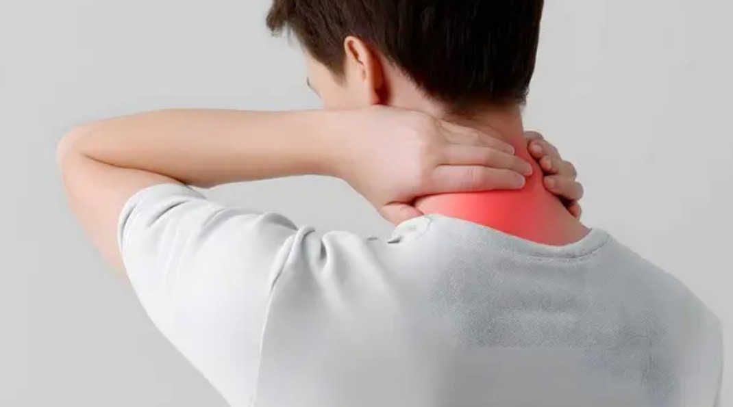 ¿Por qué ese dolor de cuello no te deja en paz?