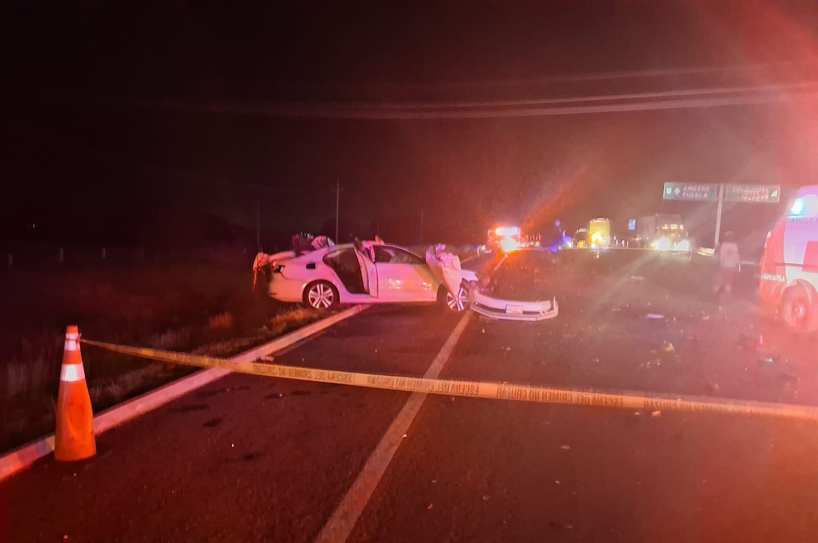 Choque entre auto y autobús deja cuatro muertos —entre ellos un menor— y dos lesionados, en Ixtenco