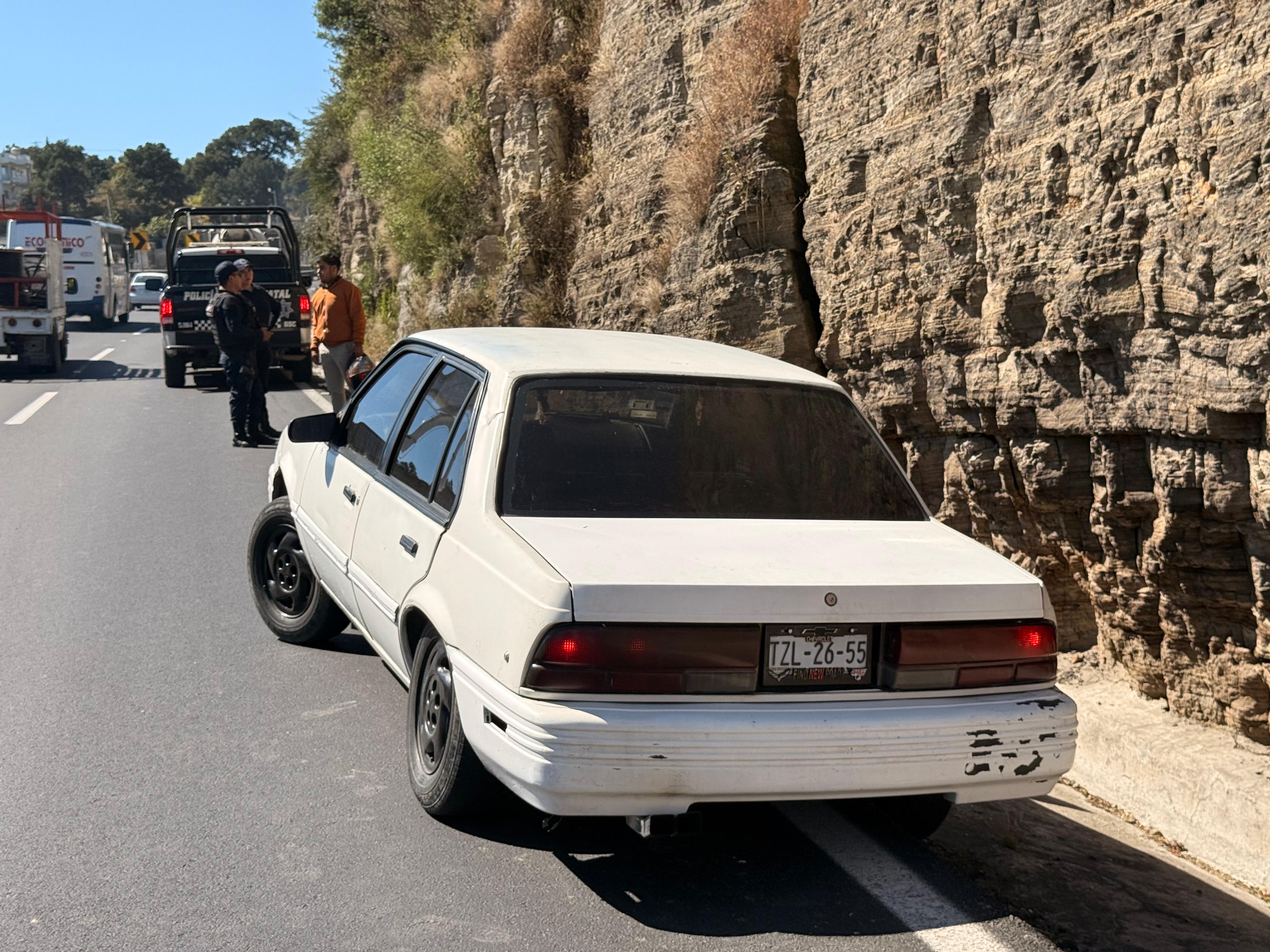 Recuperan en minutos vehículo robado en Apizaco; ladrones huyeron tras verse acorralados